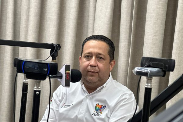 Niños y adolescentes provenientes de veredas de Puerto Rondón víctimas del desplazamiento masivo reciben clases y alimentación escolar.